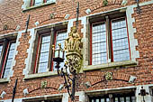 Brugge, statua della Madonna sulle mura di un edificio appena fuori il Begijnhofbrug. 